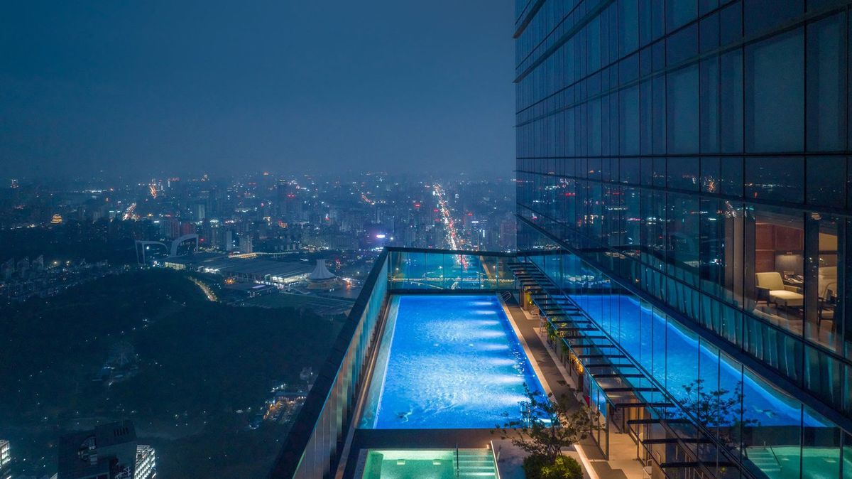 V Číně mají nejvýše položený bazén na světě. Je 323 metrů nad zemí